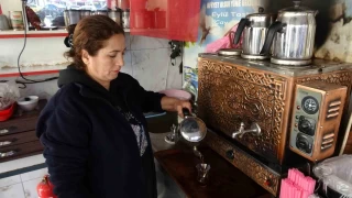 Eşi eleman bulamayınca kentin tek kadın çaycısı oldu