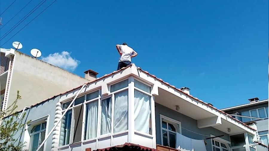 Eşini dinlemeyen adam çatıdan düştü