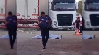 Eski eşini boğazından bıçaklayıp, ölene kadar başında bekledi