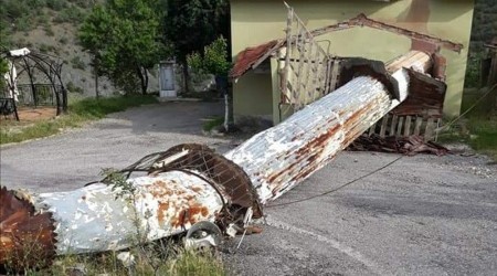 Evin çatısına minare düştü