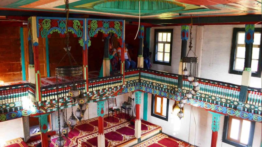 Gürcistan sınırında 172 yıllık cami yıllara meydan okuyor