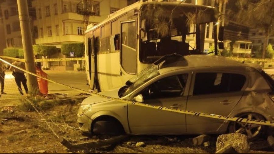 Hatay'da işçi servisi ile otomobil çarpıştı