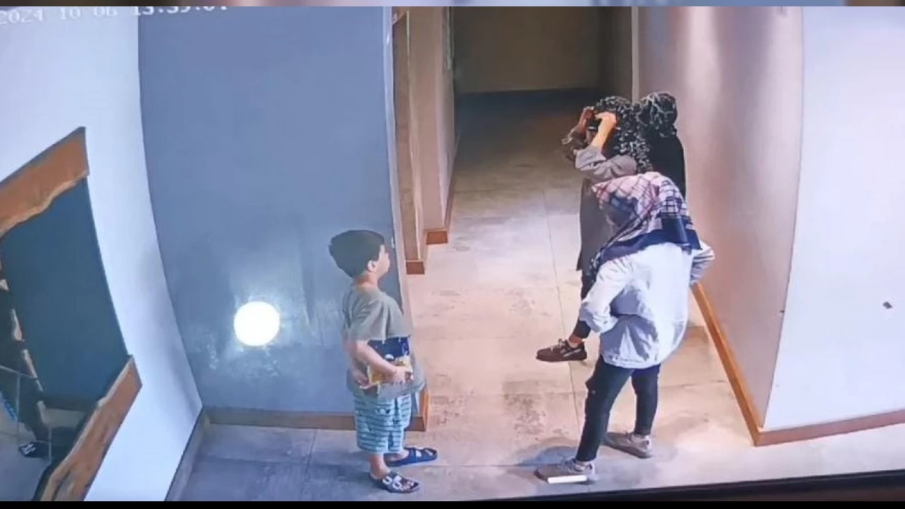 Hırsızlık şüphelisi 3 kadın güvenlik kamerasında