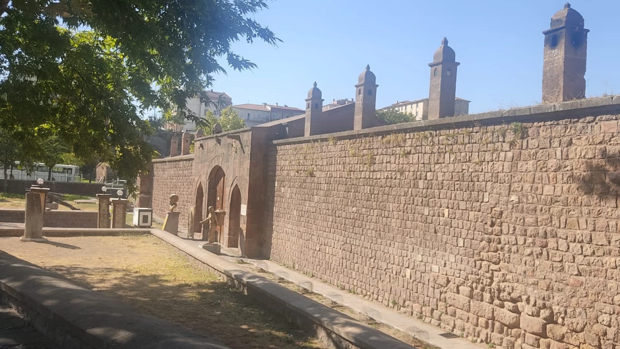 İşte Han Duvarları şiirinde adı geçen han