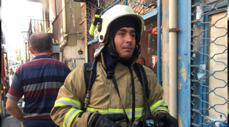 İtfaiye eri, yaşlı adamı sırtında taşıyıp kurtardı