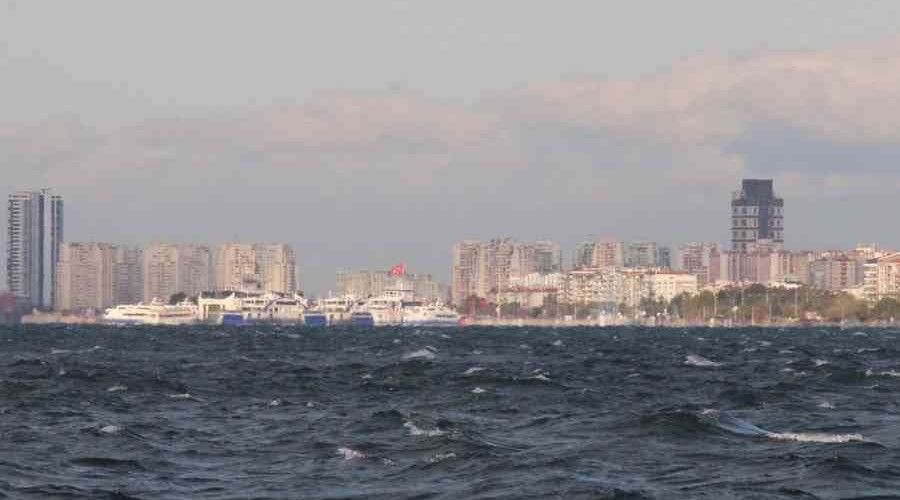 İzmir'de arabalı vapur seferlerine fırtına engeli
