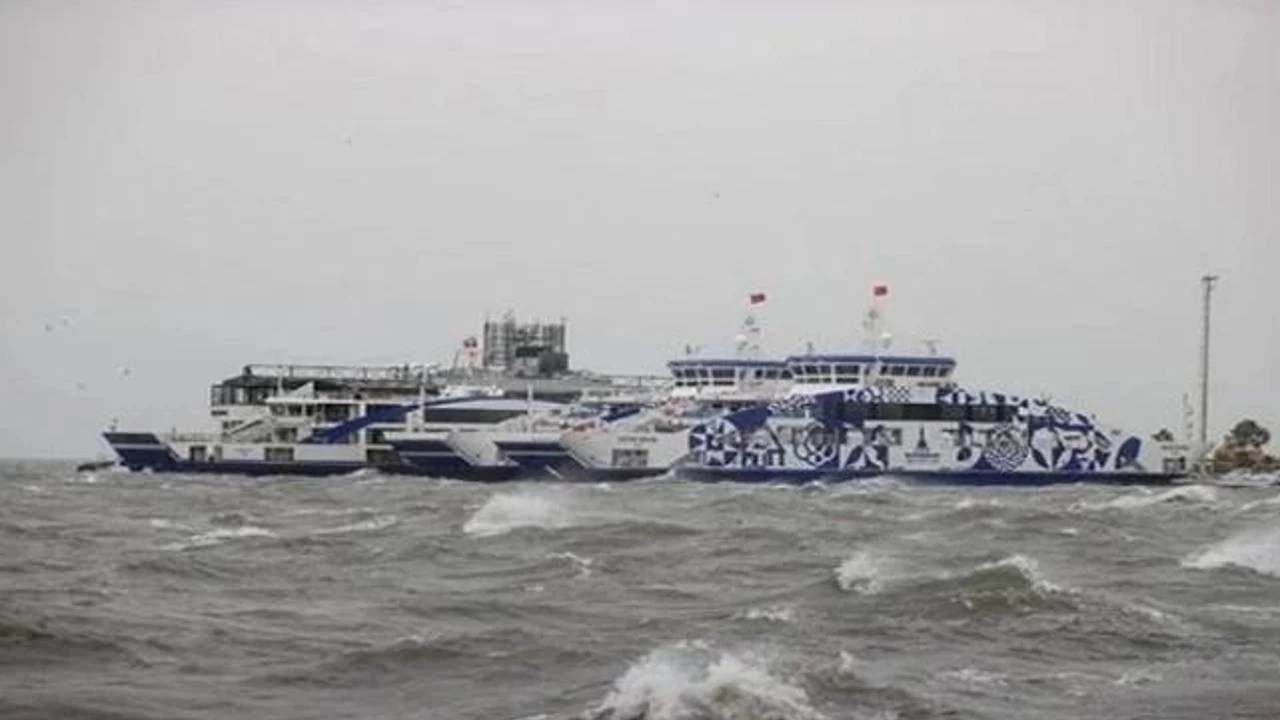 İzmir'de tüm vapur seferleri iptal edildi
