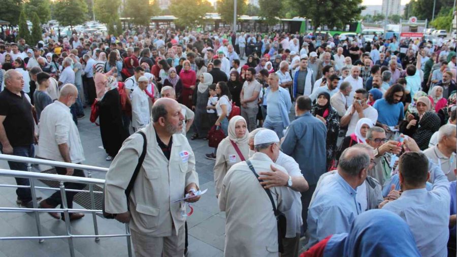 Kayseri'den 180 kişi kutsal topraklara gitti