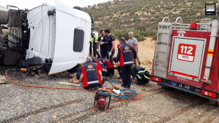 Mardin'de akaryakıt yüklü tır devrildi