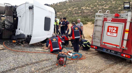 Mardin'de akaryakıt yüklü tır devrildi