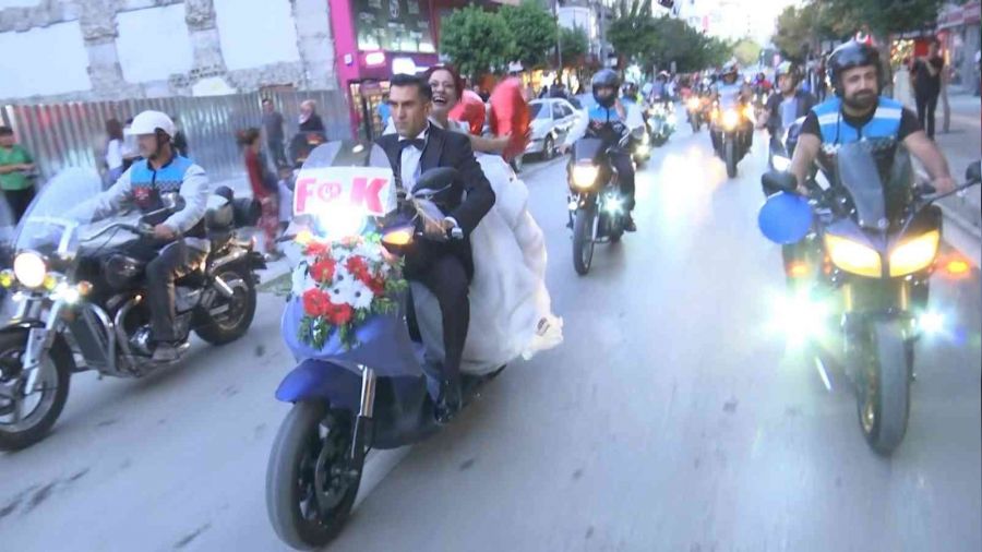 Motor tutkunu damadın gelin arabası da motosiklet oldu
