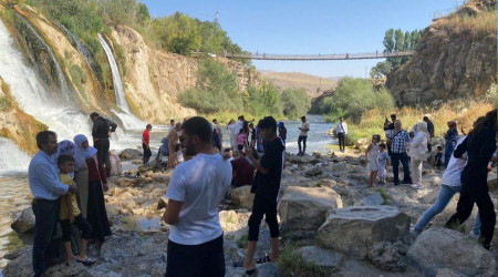 Muradiye Şelalesi'ne yoğun ilgi