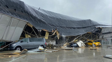 Otobüs terminaline yıldırım düştü