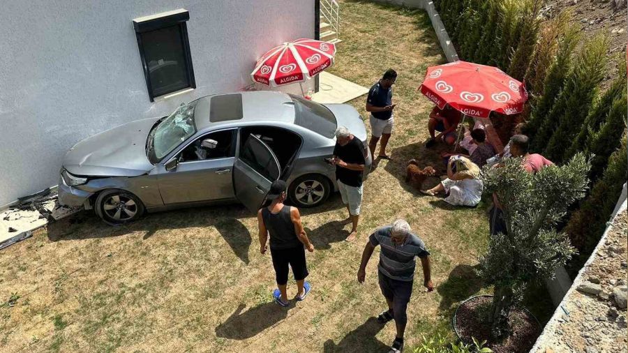 Otomobil metrelerce yükseklikten evin bahçesine düştü