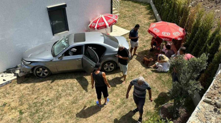 Otomobil metrelerce yükseklikten evin bahçesine düştü