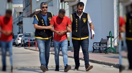 Oturan kadının elinden cep telefonunu çaldı