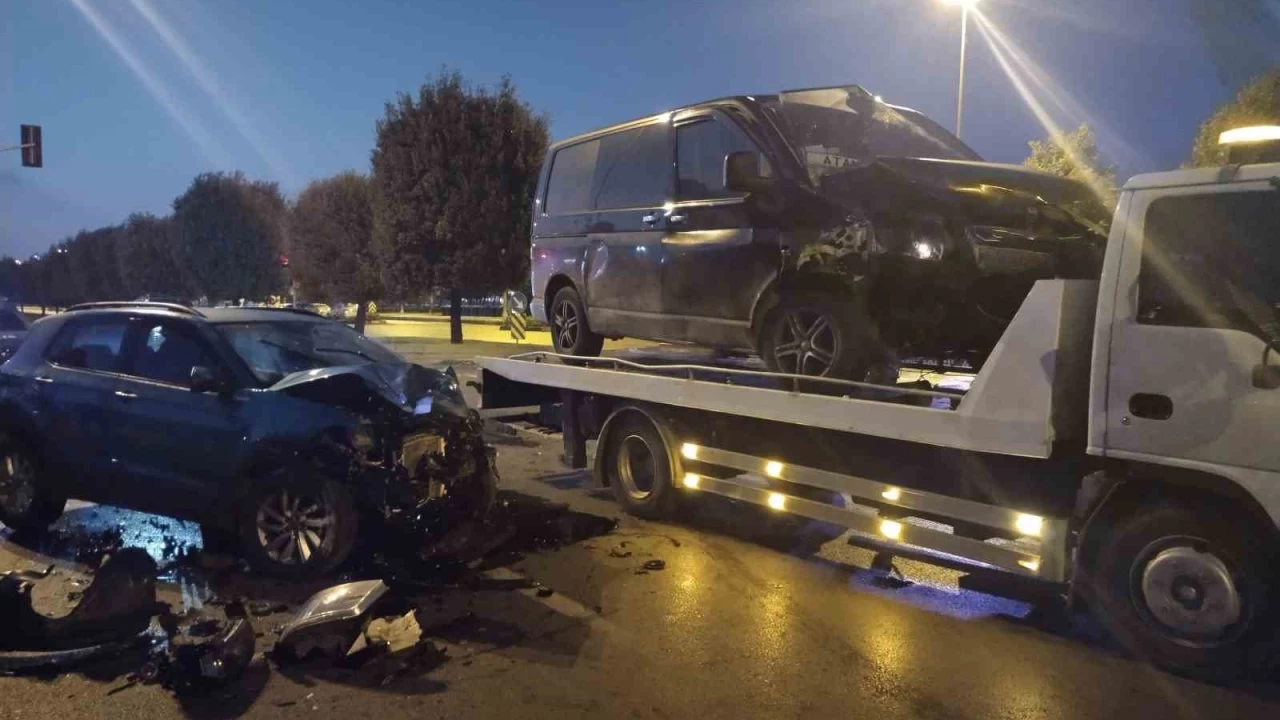 Pendik'te hafif ticari araç ile otomobil çarpıştı: 3 yaralı