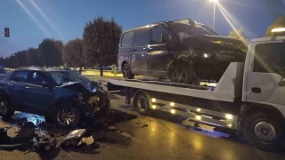 Pendik'te hafif ticari araç ile otomobil çarpıştı: 3 yaralı