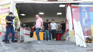 Şanlıurfa'da kadın sürücü otomobiliyle markette daldı