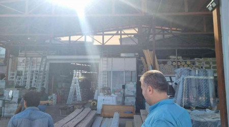 Sinop'ta seyir halindeki araçtan iş yeri kurşunladı: O anlar kamerada