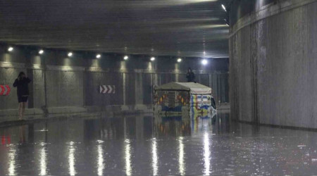 Suda mahsur kalan aracın üstüne çıktılar