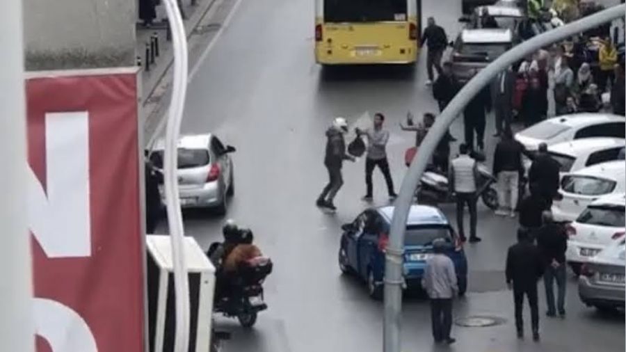 Taksici ile motokuryenin yumruklu kavgası