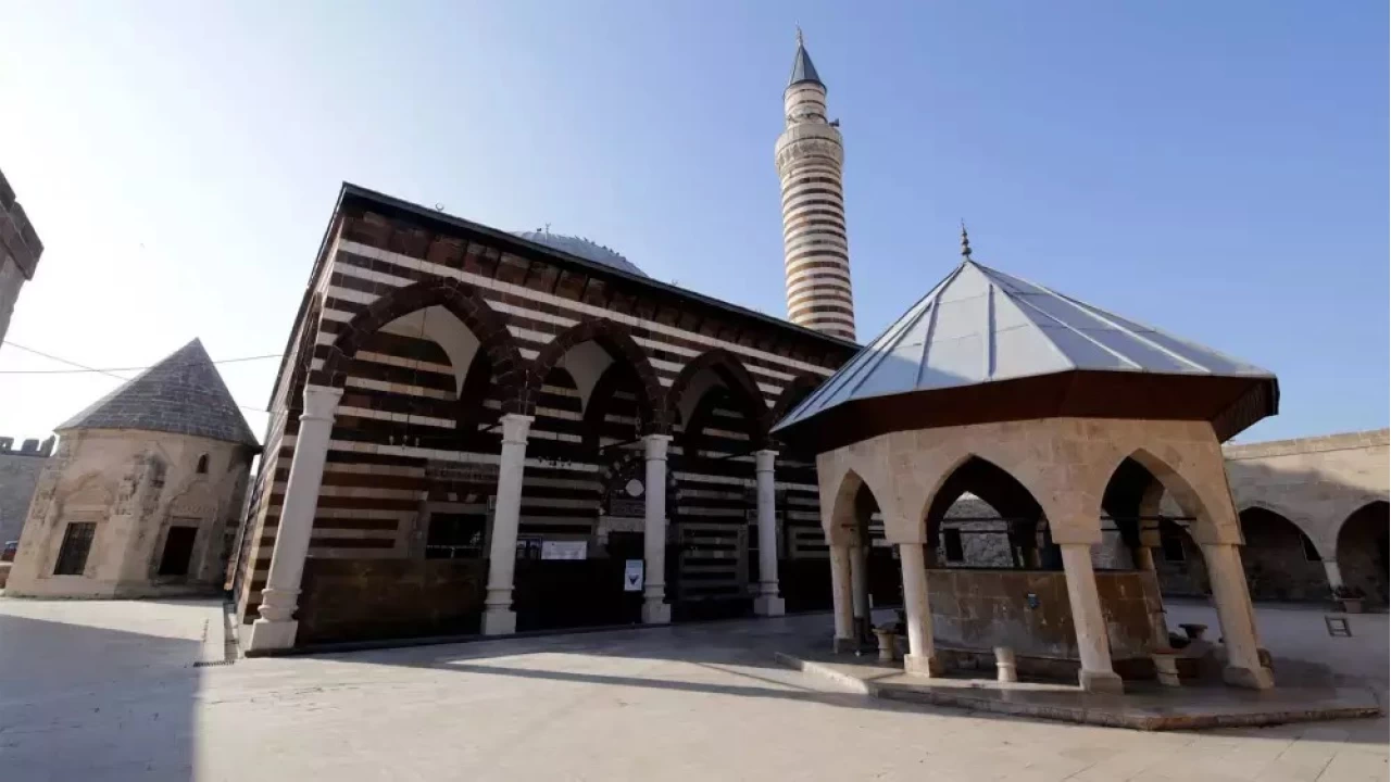 Tarihi dokusuyla Hüsrev Paşa Medresesi