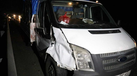 TEM'de patlayan lastiği değiştiren 2 kişiye kamyonet çarptı