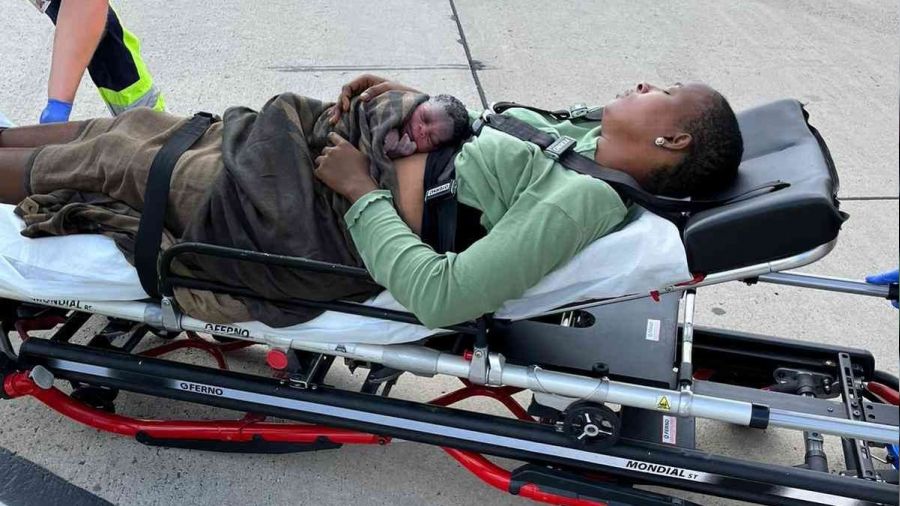 THY uçağında hamile kadın 10 bin metrede doğum yaptı