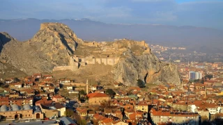 Tokat'a tepeden bakan kale