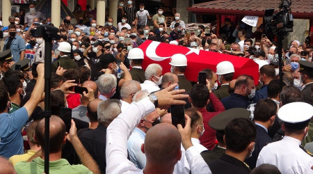 Trabzon şehidini dualarla son yolculuğuna uğurladı