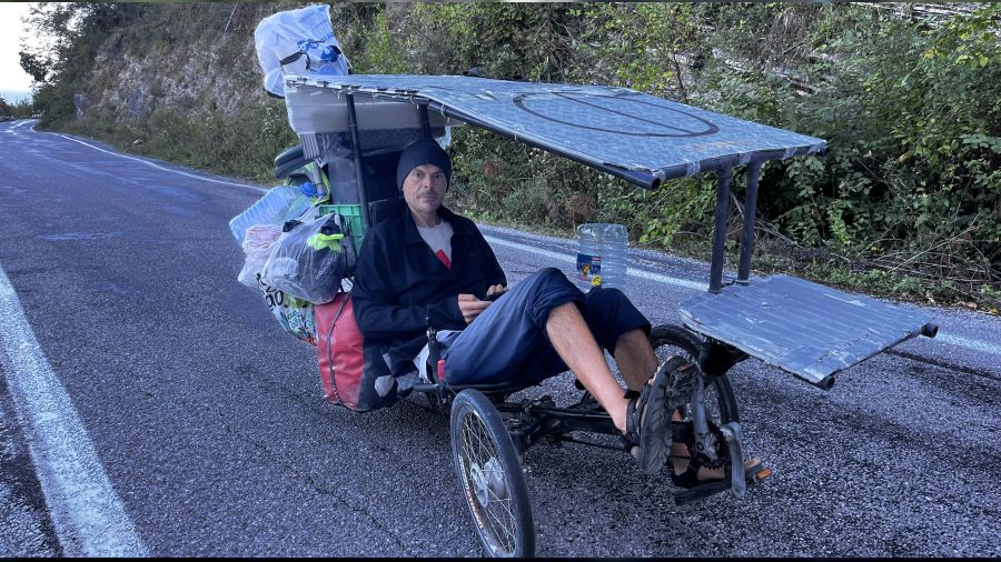 Üniversite hocalığını bıraktı, derbeder derbeder dünyayı geziyor
