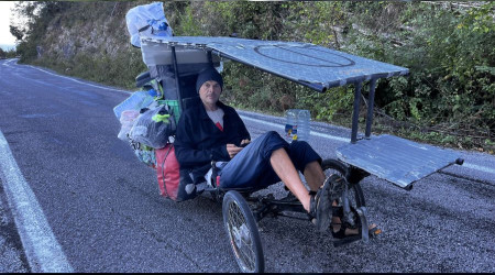 Üniversite hocalığını bıraktı, derbeder derbeder dünyayı geziyor
