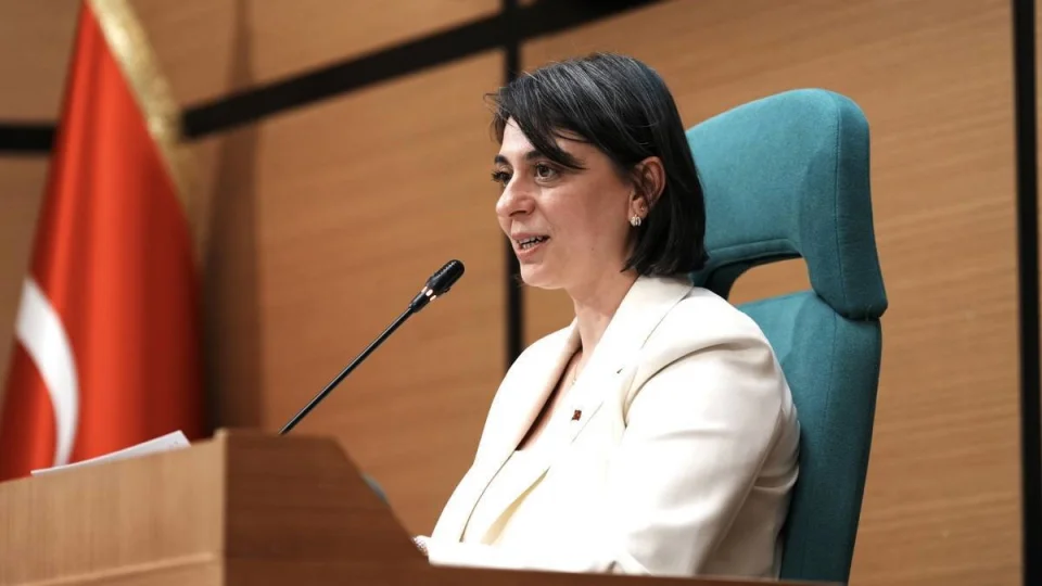 Üsküdar Belediye Başkanı Sinem Dedetaş, ev hapsi şeklinde adli kontrol tedbiri uygulanarak tahliye edildi