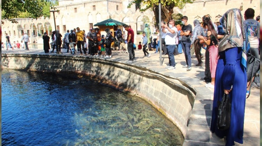 Vatandaşlar Balıklıgöl'e akın etti