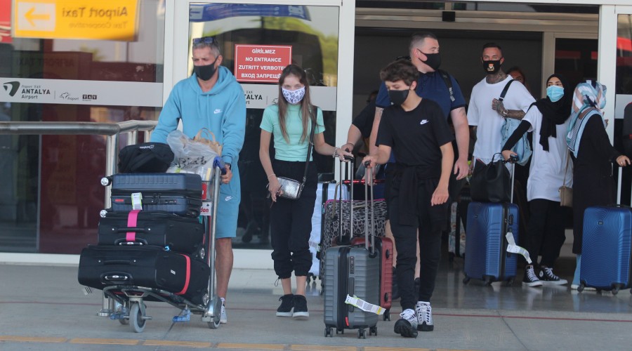 Yabancı turist dövizin yanı sıra korona da getiriyor!