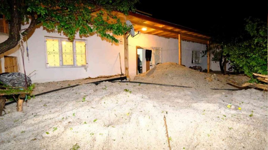 Yaz ortası yağan yarım metre dolu hayatı felç etti