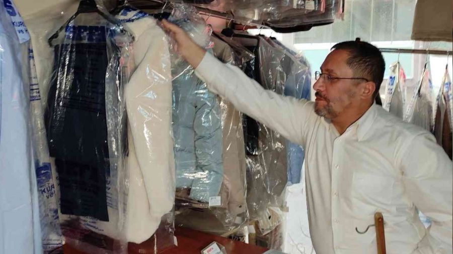 Yıllardır müşterilerinin unuttuğu kıyafetleri saklıyor