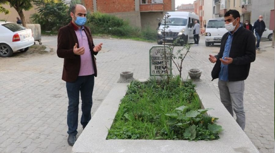 Yol ortasında 'sır mezar' mahalleliyi ikiye böldü