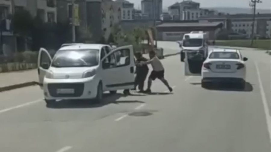 Yolu paylaşamayınca kavga ettiler