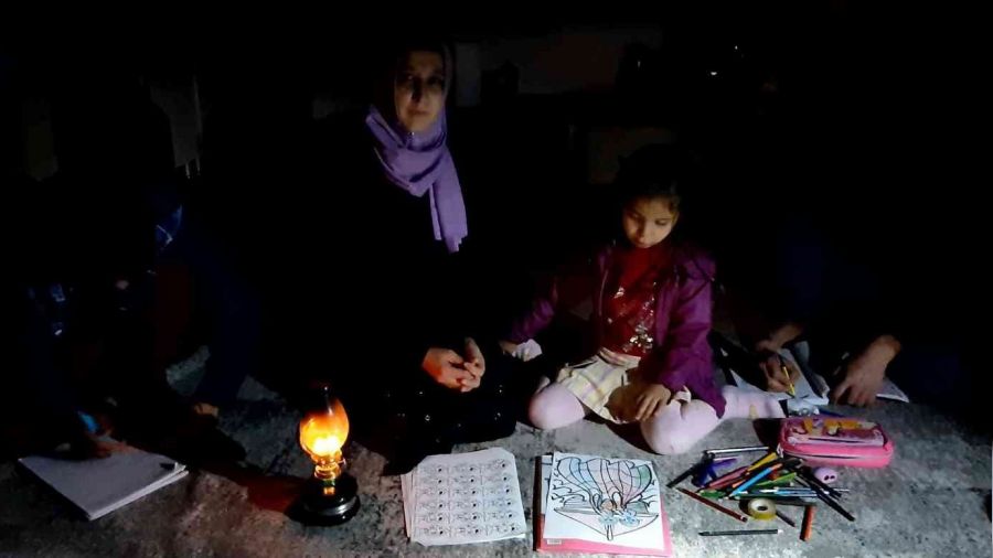 2023'e girerken gaz lambası ışığında ders çalışıyorlar