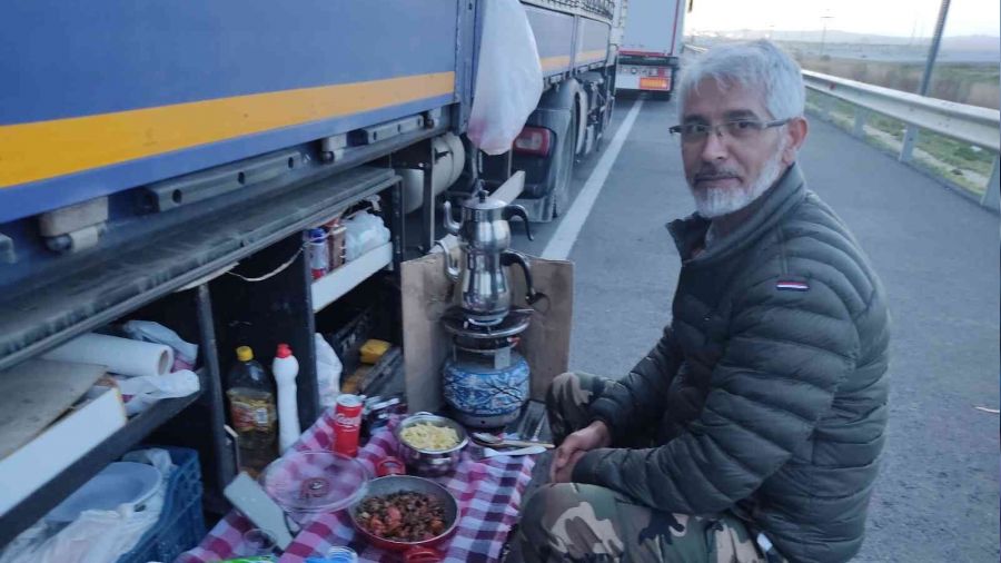 5 kilometrelik kuyrukta nöbet tutuyorlar