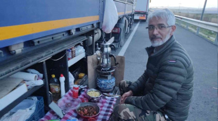 5 kilometrelik kuyrukta nöbet tutuyorlar