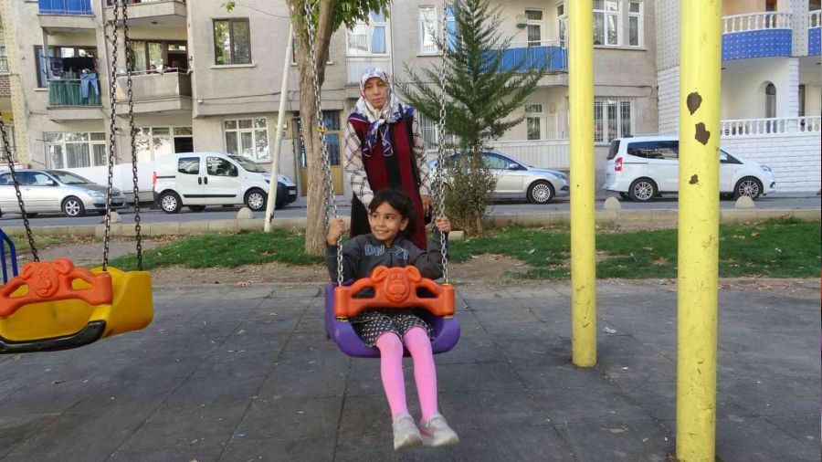 6 çocuk annesi kadın evlatlık olduğunu öğrenip yollara düştü