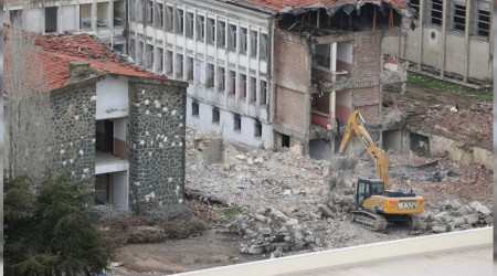 62 yıllık Buca Cezaevi'ne ilk kepçe vuruldu