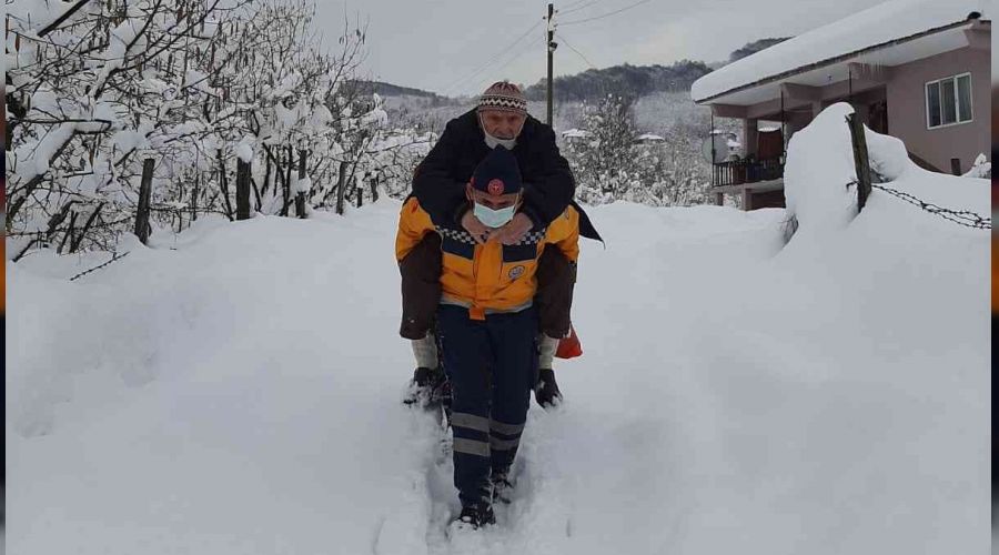 79 yaşındaki hastayı sırtında taşıdı