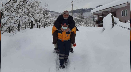 79 yaşındaki hastayı sırtında taşıdı