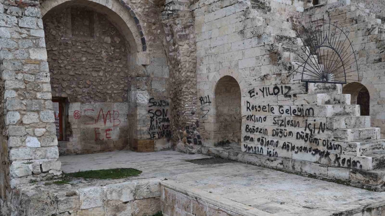 8 asırlık medreseye sprey boyayla yazı yazdılar