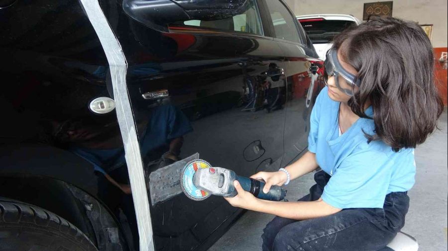 9 yaşındaki kaportacı kız şaşırtıyor