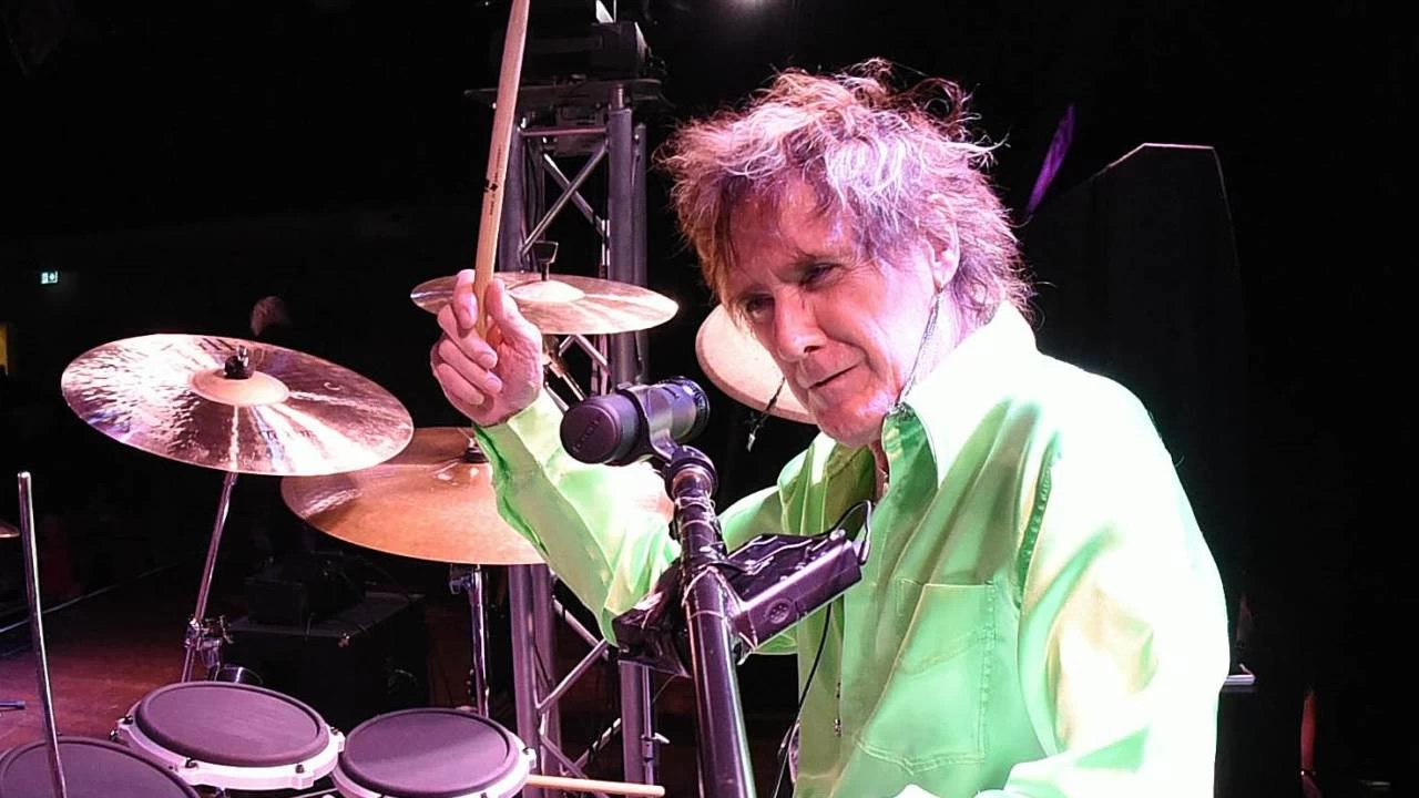 AC/DC'nin bateristi Colin Burgess hayatını kaybetti